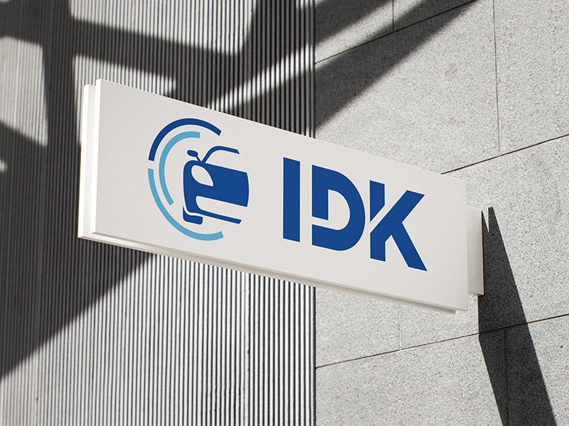Logoschild an der Außenfassade als professionelle Unternehmensbeschilderung.