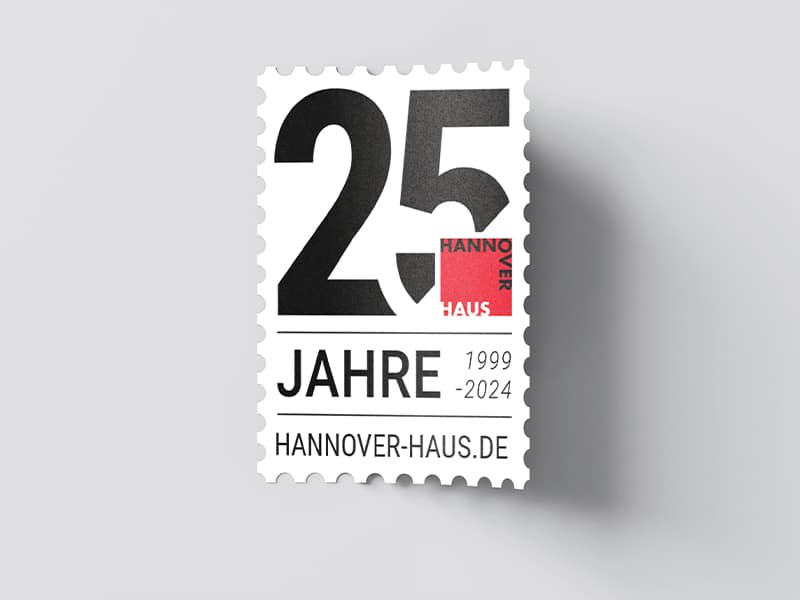 Briefmarke mit Jubiläumslogo als individuelles Branding-Element für Unternehmen.