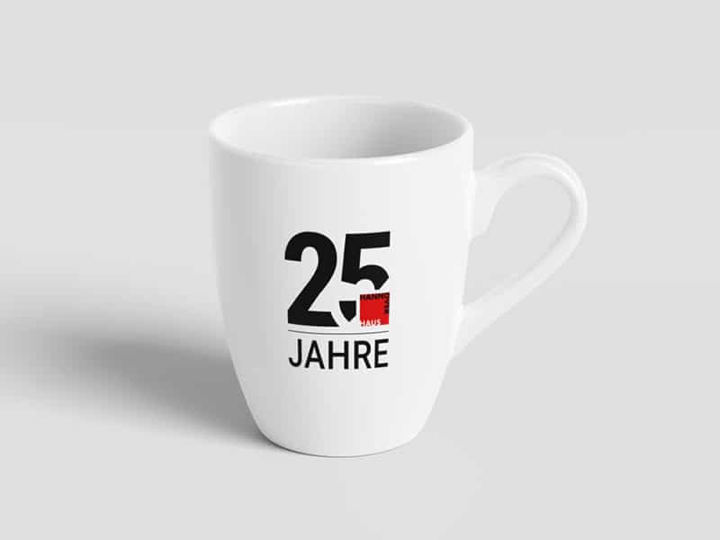 Tasse mit Jubiläumslogo als individuelles Werbemittel für Unternehmen.