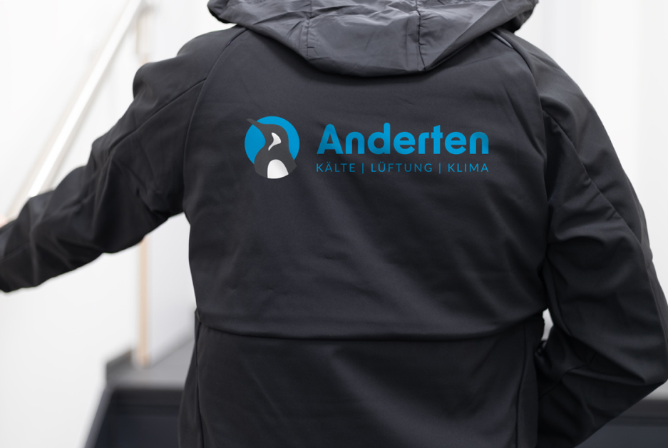 Regenjacke mit Anderten Logo auf dem Rücken als individuelle Firmenbekleidung.
