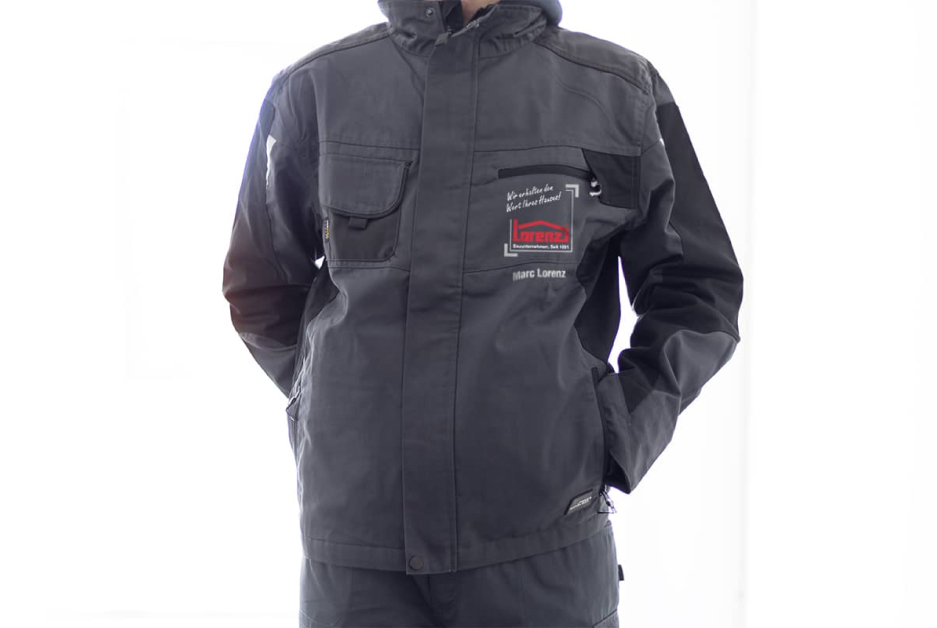 Arbeitsjacke mit Brusttasche und aufgesticktem Firmenlogo als individuelle Arbeitskleidung.