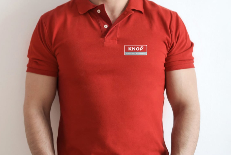 Poloshirt mit Logo-Druck auf der Brust als individuelle Firmenbekleidung.