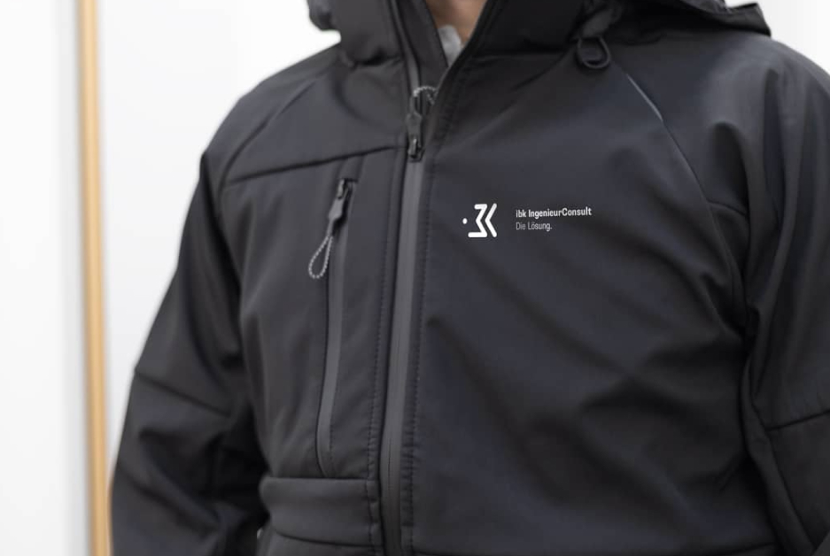 Softshelljacke mit individuell veredeltem Firmenlogo für professionelle Arbeitsbekleidung.
