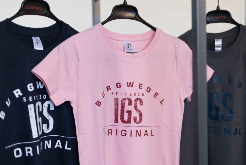 T-Shirts in verschiedenen Farben mit individuellem Firmenaufdruck.