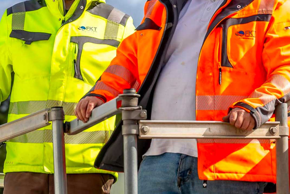 Gelbe und orange Warnjacken mit individueller Veredelung für Unternehmen und Baustellen.