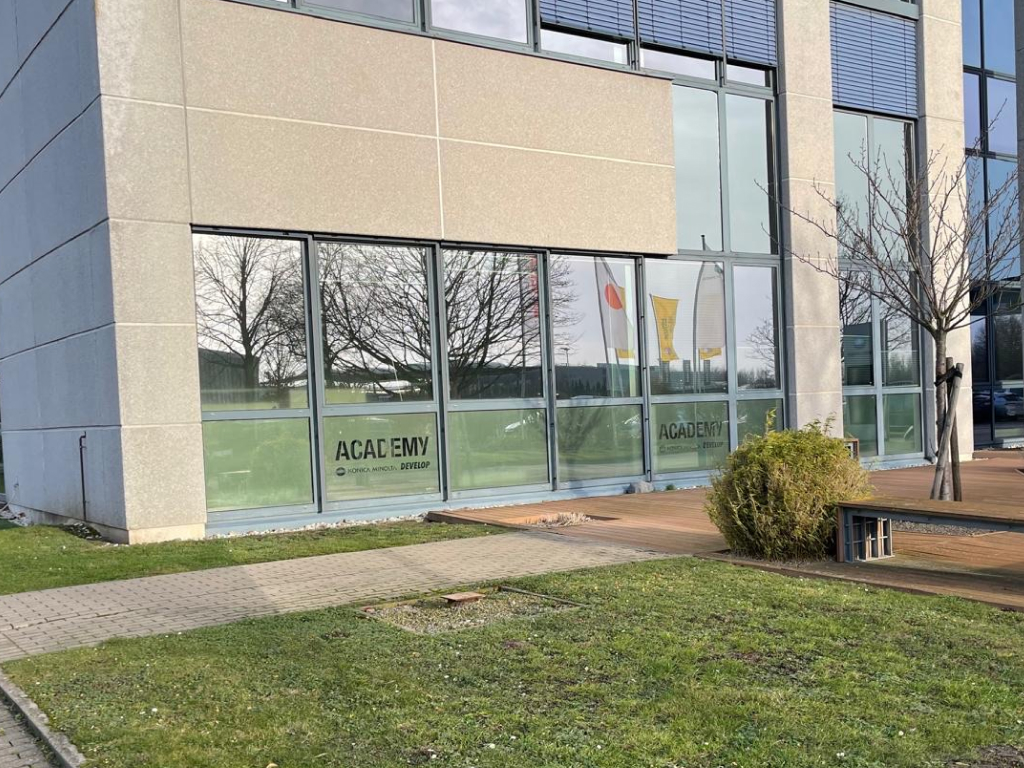Außen angebrachte Milchglas-Fensterfolierung mit Firmenlogo als Werbetechnik.