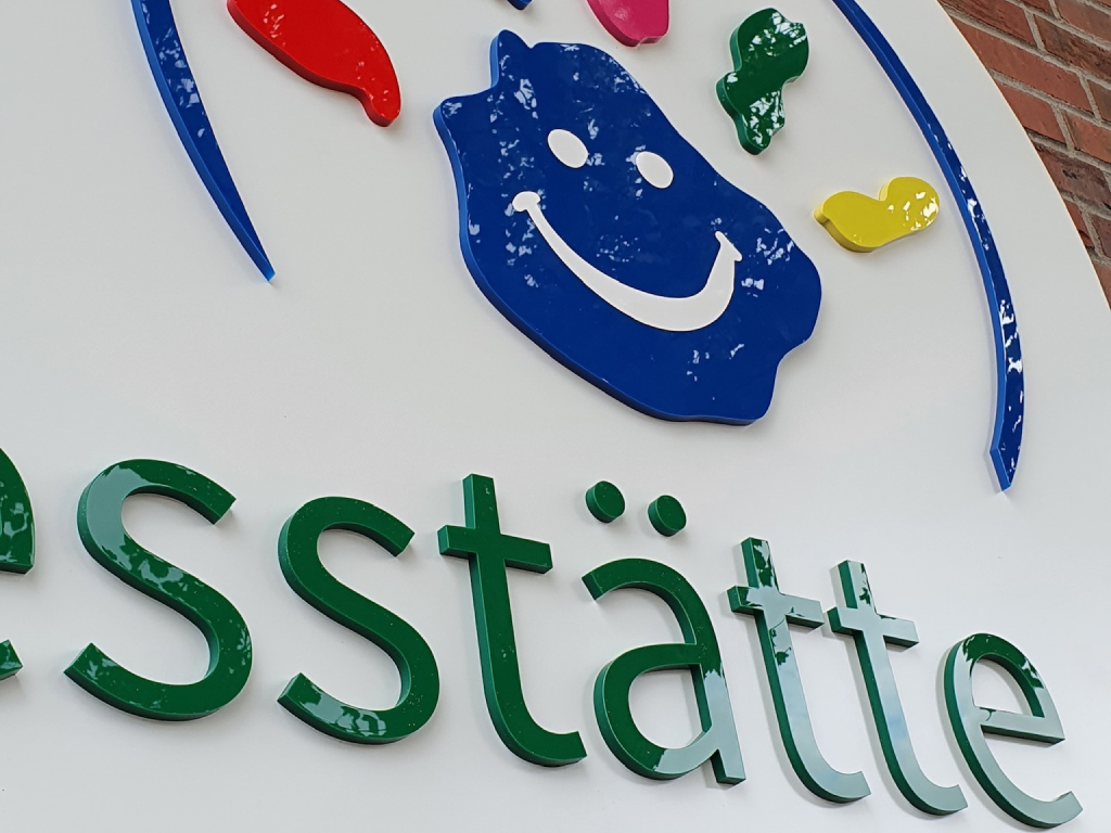 Logo mit 3D-Effekt für eine Kindertagesstätte als moderne Beschilderung.