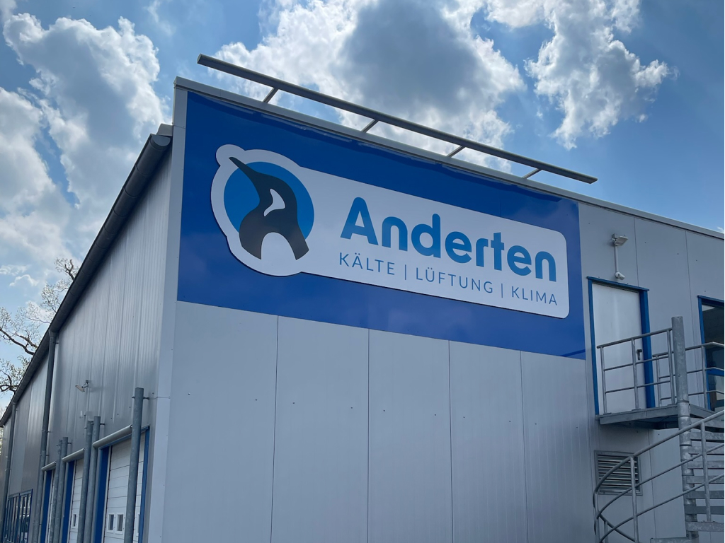 Großes Fassadenlogo mit Bildmarke als auffällige Außenwerbung für Unternehmen.