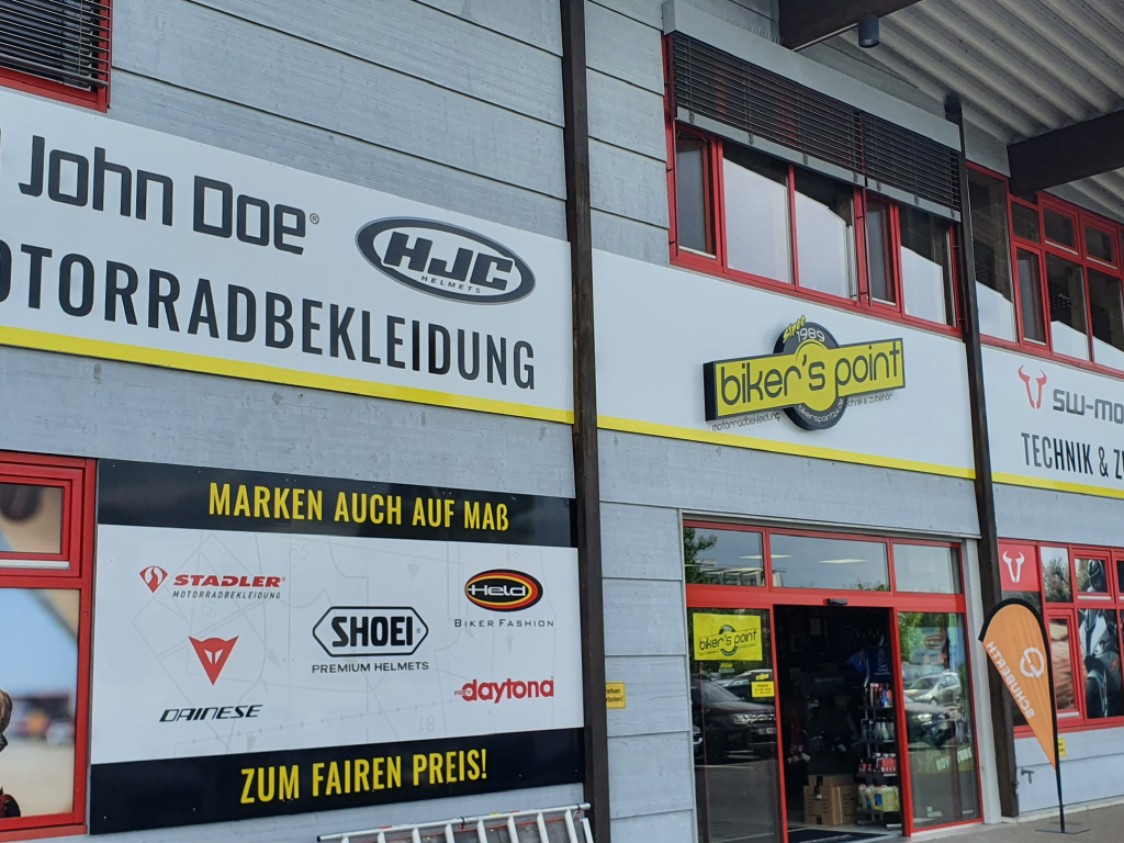 Ganzheitliche Fassaden-Werbetechnik für Bikers Point mit professioneller Außenwerbung.