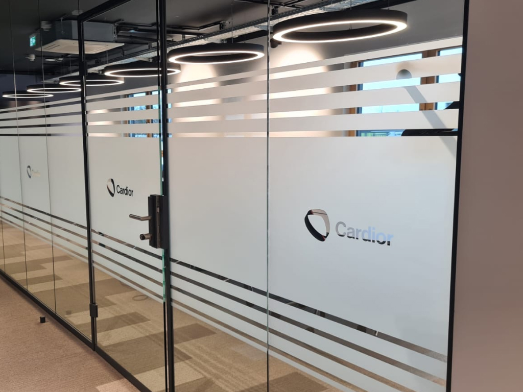 Milchglasstreifen im Innenraum mit ausgespartem Logo als elegante Fensterfolierung.