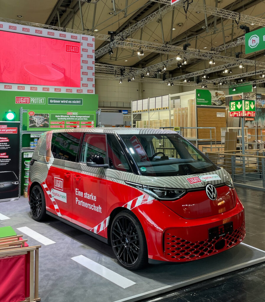 Vollfolierung eines VW ID. Buzz mit individuellem Design auf einer Messe.