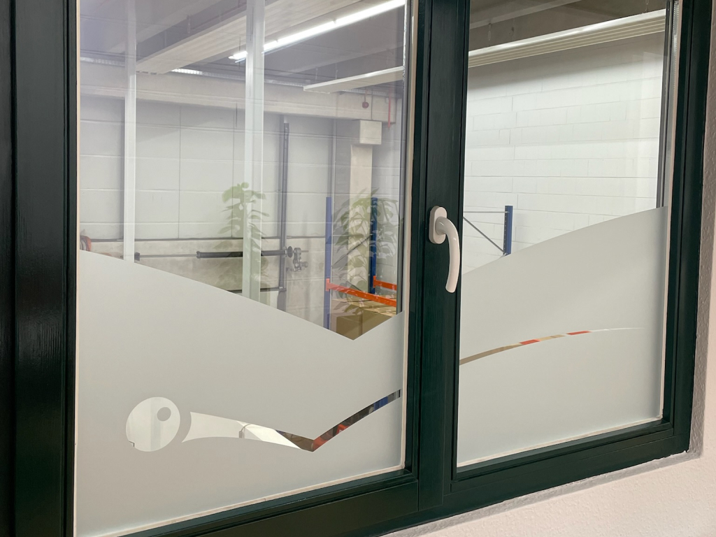 Milchglas-Fensterfolierung als Sichtschutz und elegante Werbetechnik.