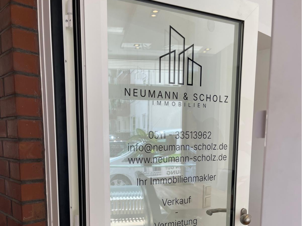 Neumann & Scholz Immobilien Türbeschriftung