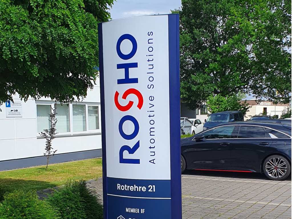 Parkplatzstele von Rosho als professionelle Außenbeschilderung zur Orientierung.