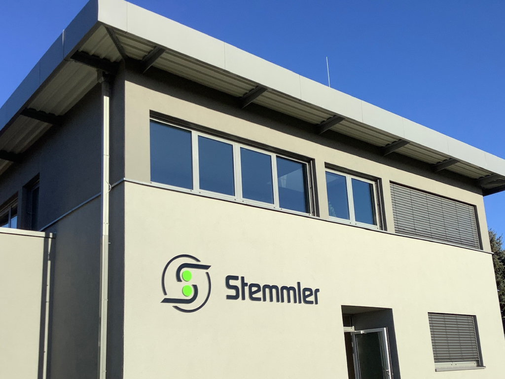 3D-Buchstaben mit Stemmler Logo an einer Außenfassade als Werbetechnik.