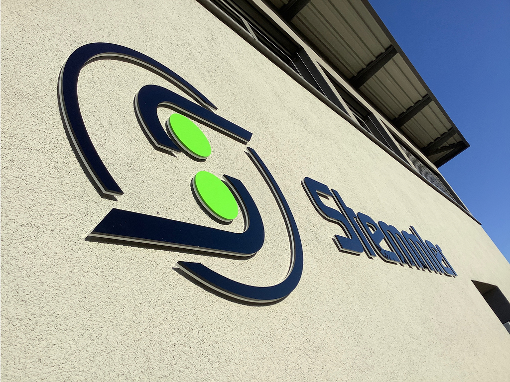 3D-Buchstaben mit Stemmler Logo an einer Außenfassade als Werbetechnik.
