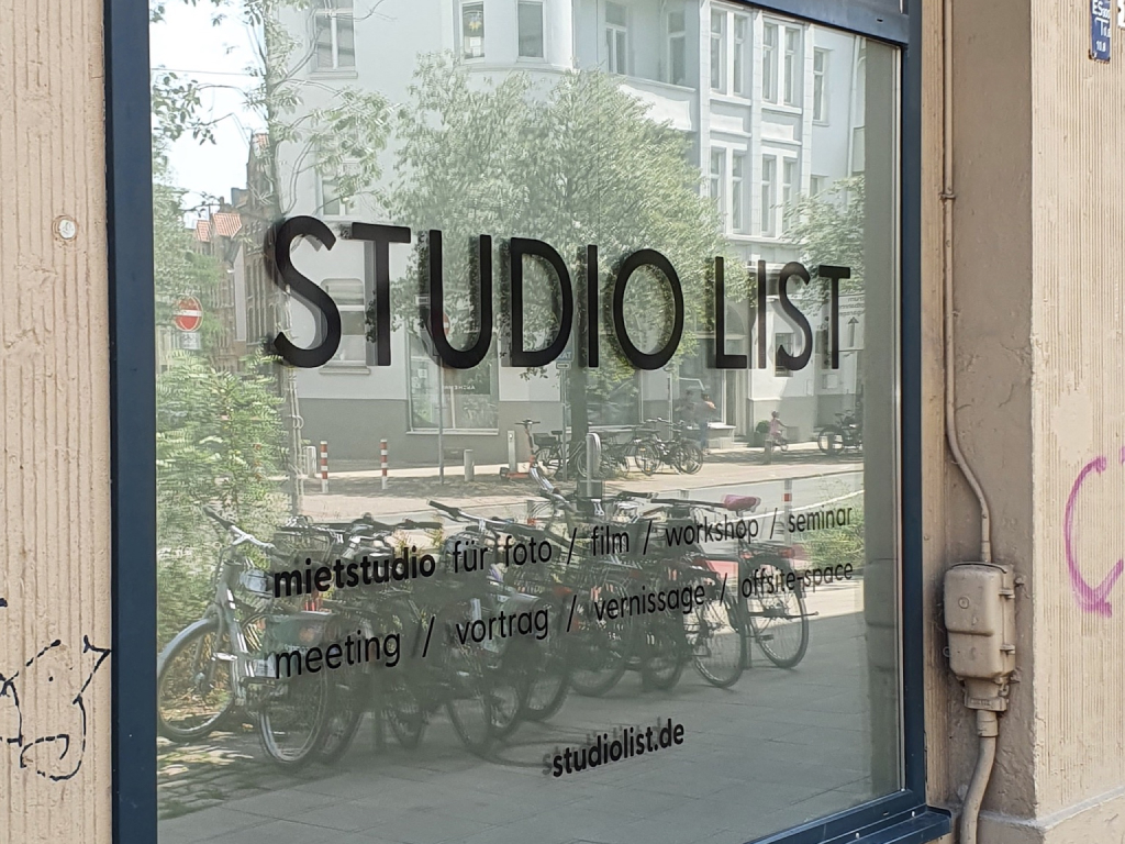 Fensterfolierung mit Firmenlogo, Leistungen und Website als professionelle Außenwerbung.