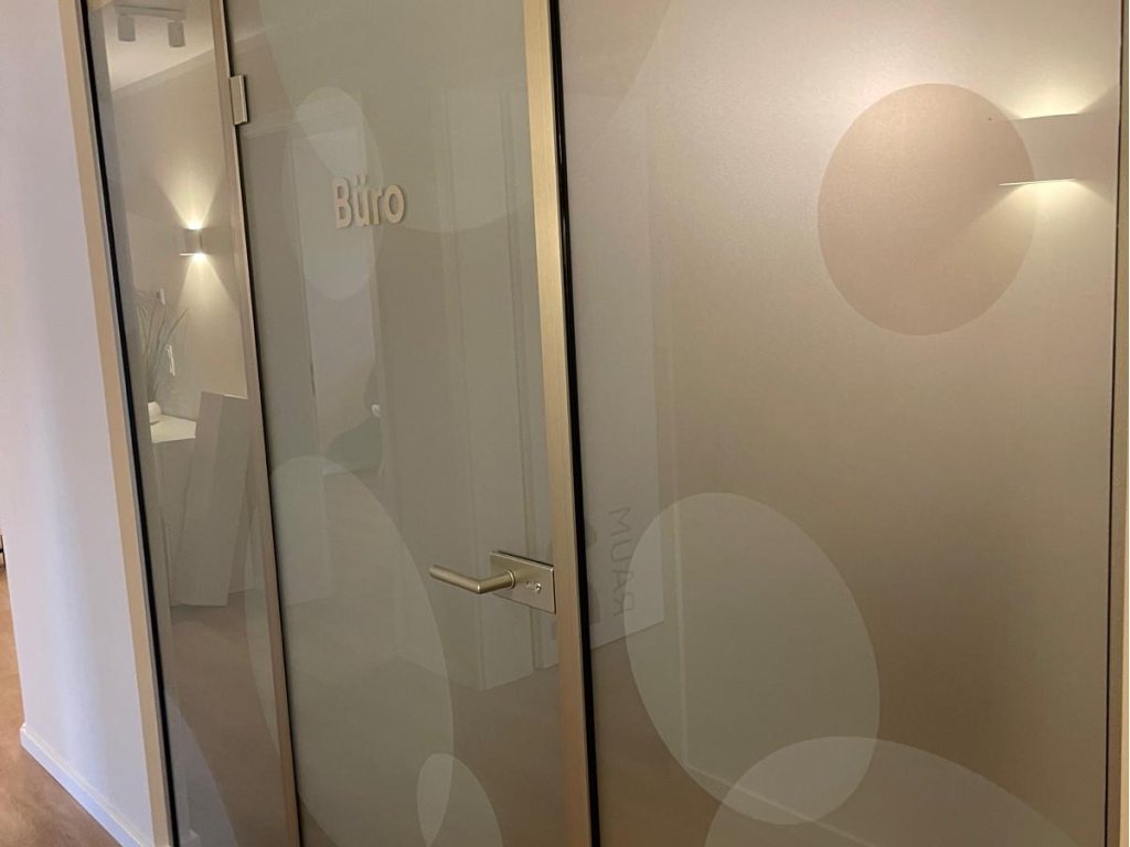 Bürotür mit Milchglas-Fensterfolierung und Beschriftung „Büro“ im Innenbereich.